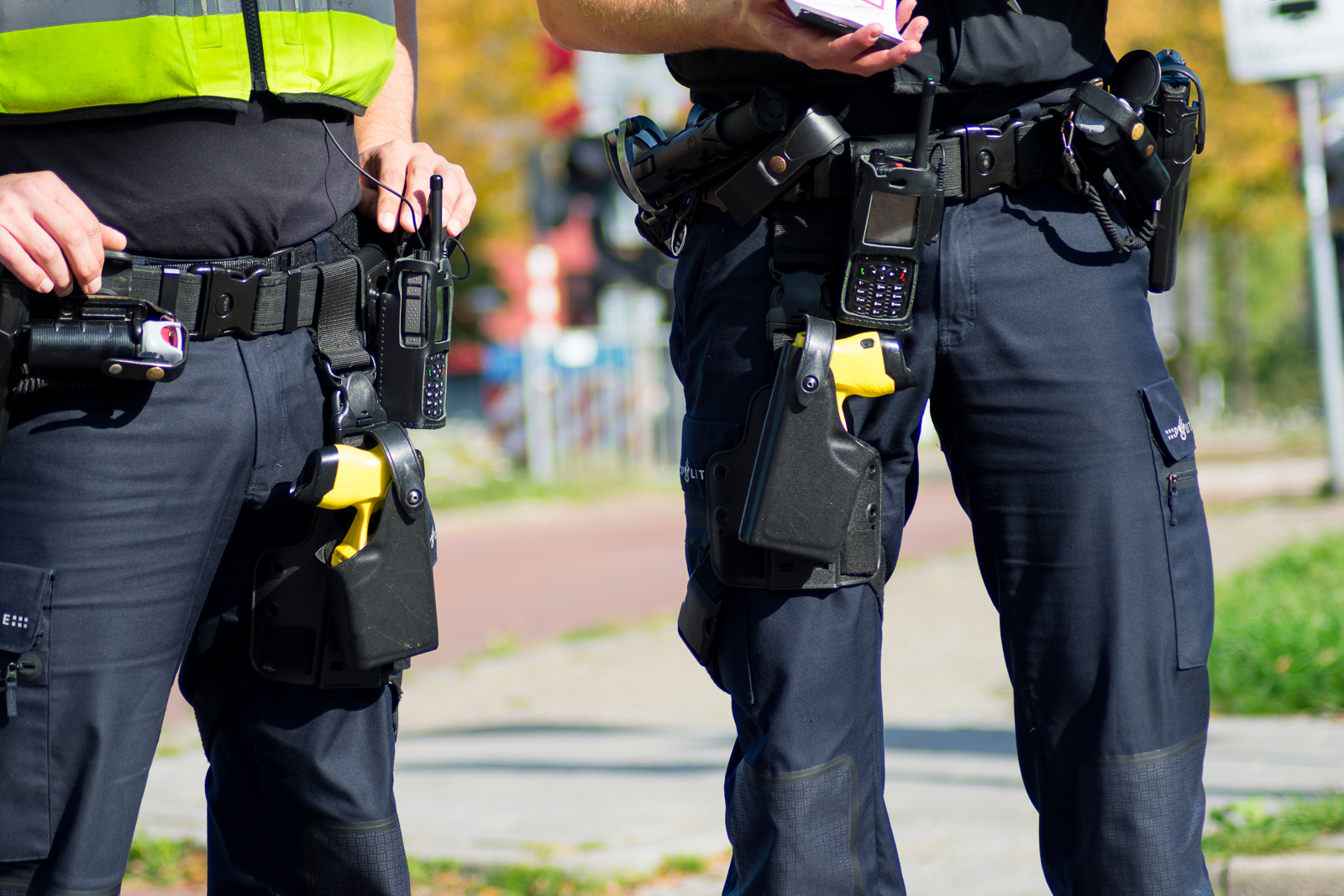 Politie agent met Taser X2